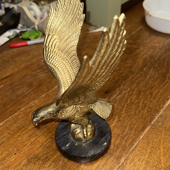 Vintage Brass American Bald Eagle Statue Paperweight Spread Wings Black Base - Picture 2 of 4